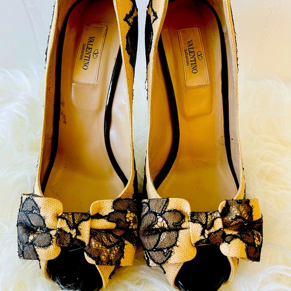 VALENTINO STUNNING CREAM & BLACK LACE & FABRIC HIGH HEEL PUMPS. PEEP TOE - Picture 12 of 16